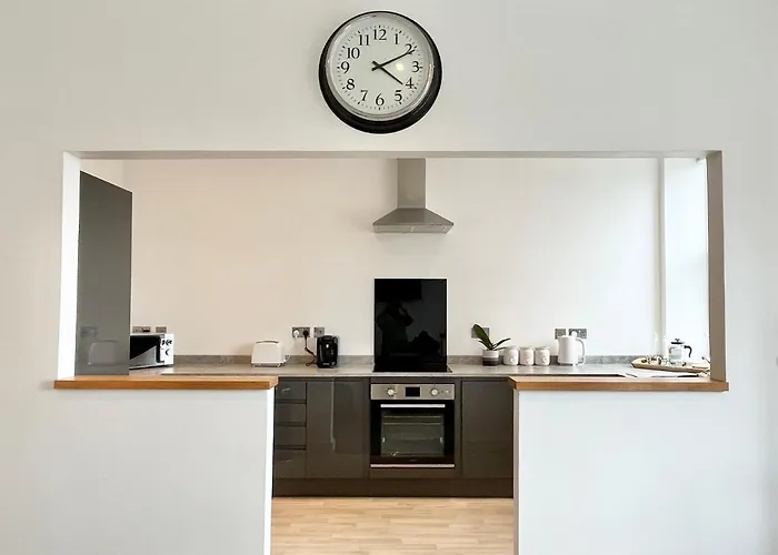 Spacious Apartment~Parking~Close To Seafront