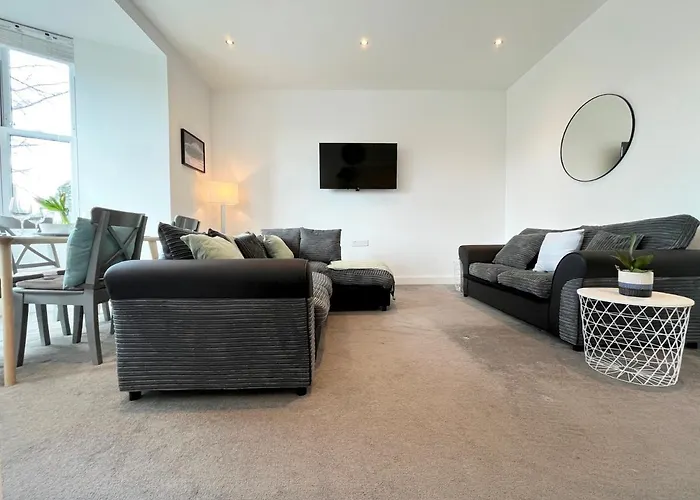 Spacious Apartment~Parking~Close To Seafront