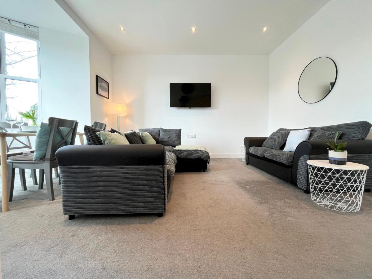 Spacious Apartment~parking~close To Seafront *
